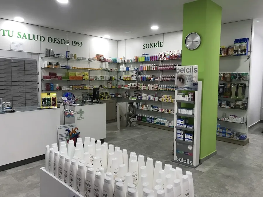 Fachada de Farmacia Maria Rosa Fernandez y Jose Antonio Camacho