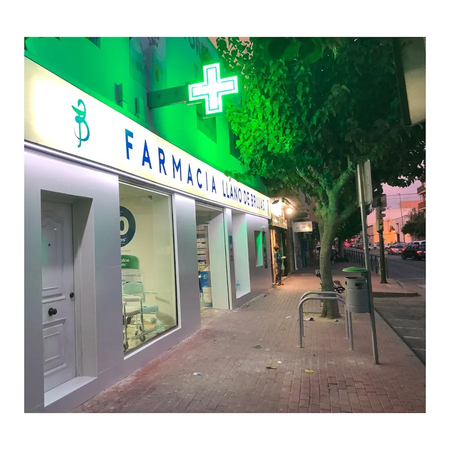 Fachada de Farmacia Llano de Brujas - Especialistas en Fórmulas Magistrales - Fórmula Magistral