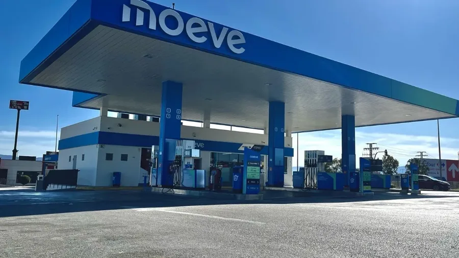 Gasolinera Estación de servicio Moeve en Av. Don Juan de Borbon, 230