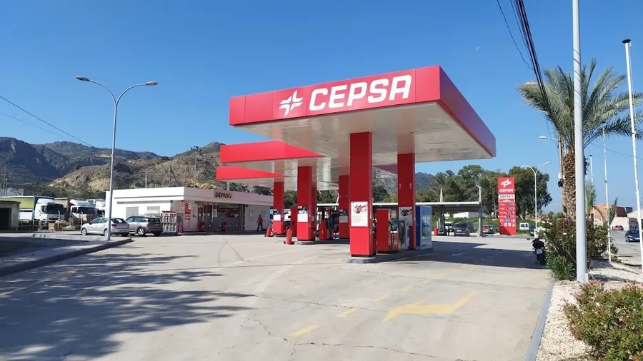 Gasolinera Estación de servicio Cepsa en Av. de San Javier, KM 10
