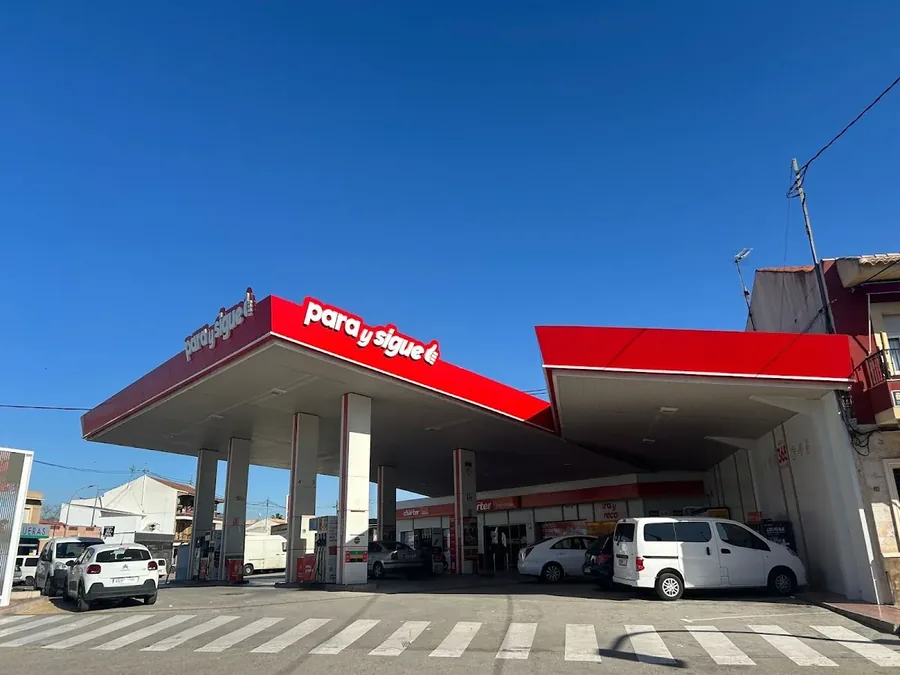 Gasolinera Para y Sigue Espacio Multiservicio en Cruce