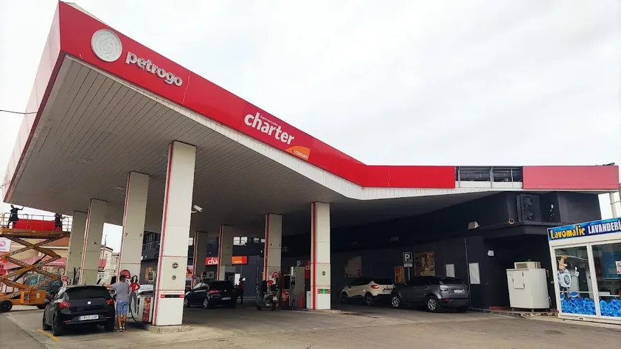 Gasolinera Para y Sigue Espacio Multiservicio en Av. de Alicante, Km. 6