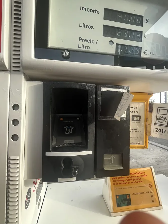 Gasolinera SHELL Juan de Borbon en Av. Don Juan de Borbon, S/N