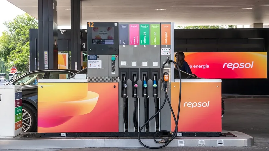 Gasolinera Estación de Servicio Repsol en Av. Constitución, 38